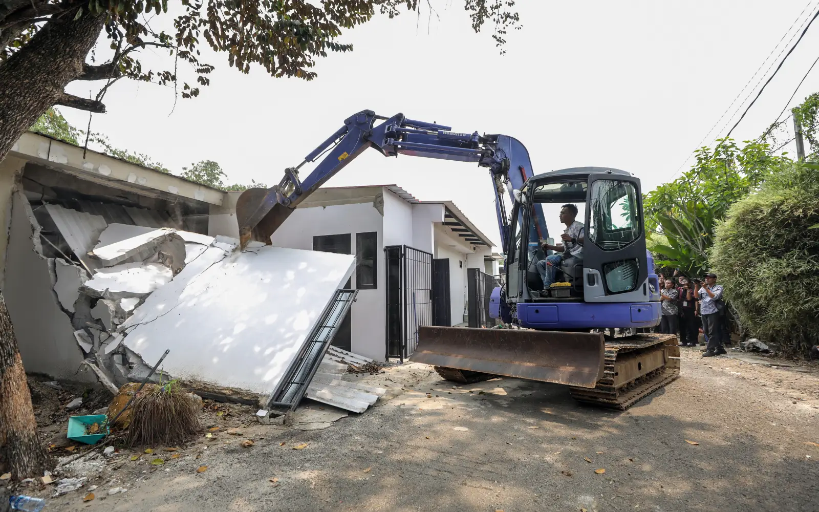 Indonesia razes poolside prison 'villas' where whisky, TVs seized