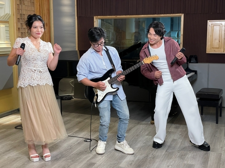 Tác giả bản hit 'Hoang mang' trở lại với 2 ca khúc về tuổi thơ