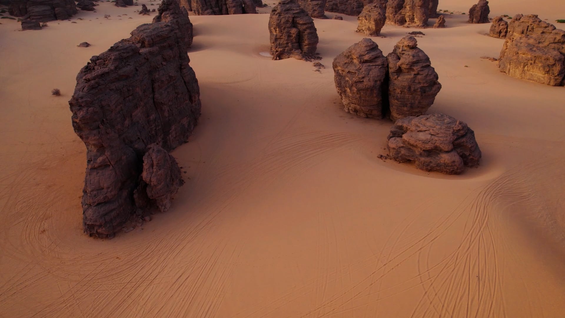 Tassili n'Ajjer, Algeria: un drone vola sopra un labirinto di arenaria