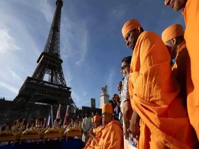 Eiffel Tower boss resigns over removal of female staff