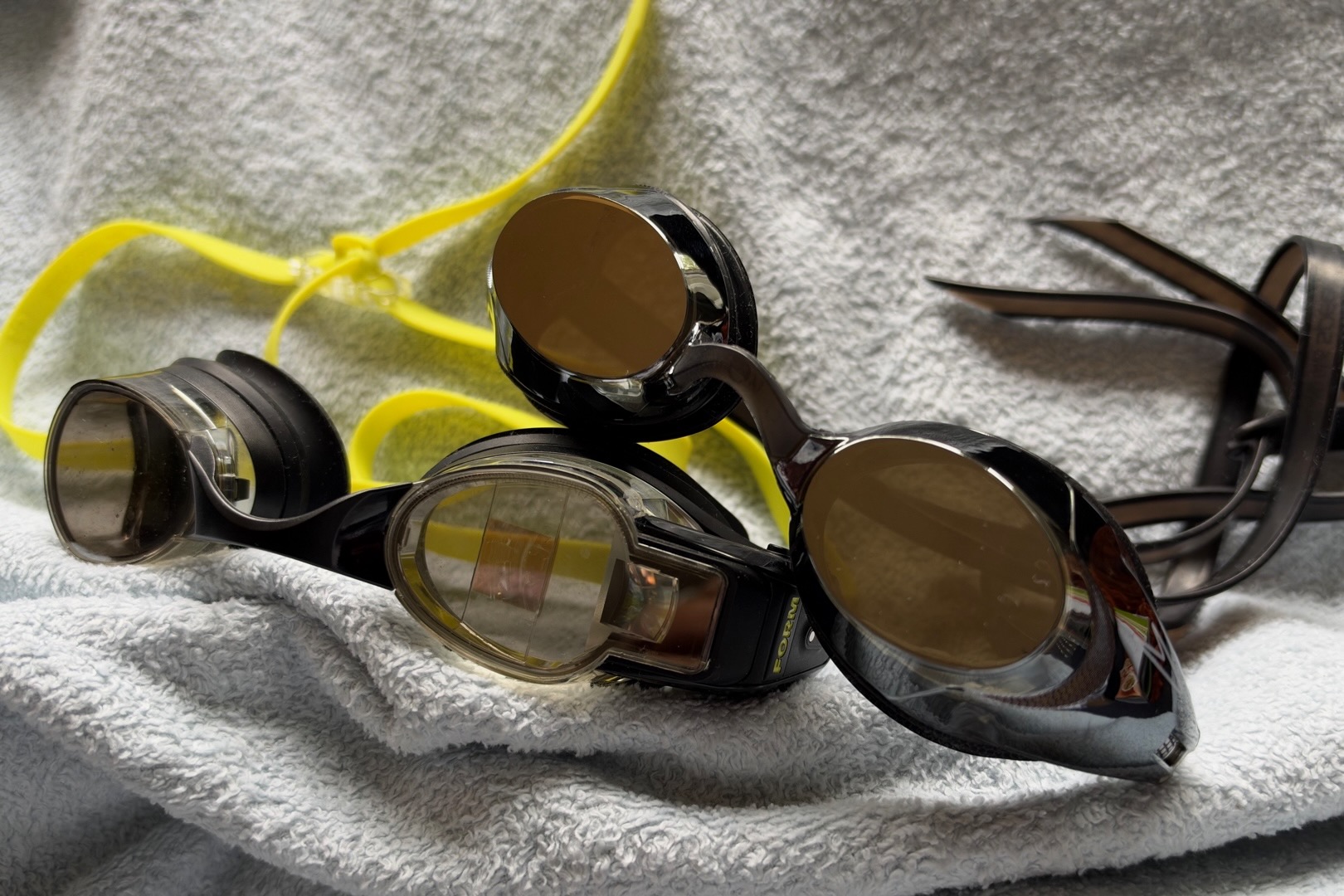 Form Smart Swim 2 LT vs Speedo IQ Vanquisher: Smart swim goggles go ...