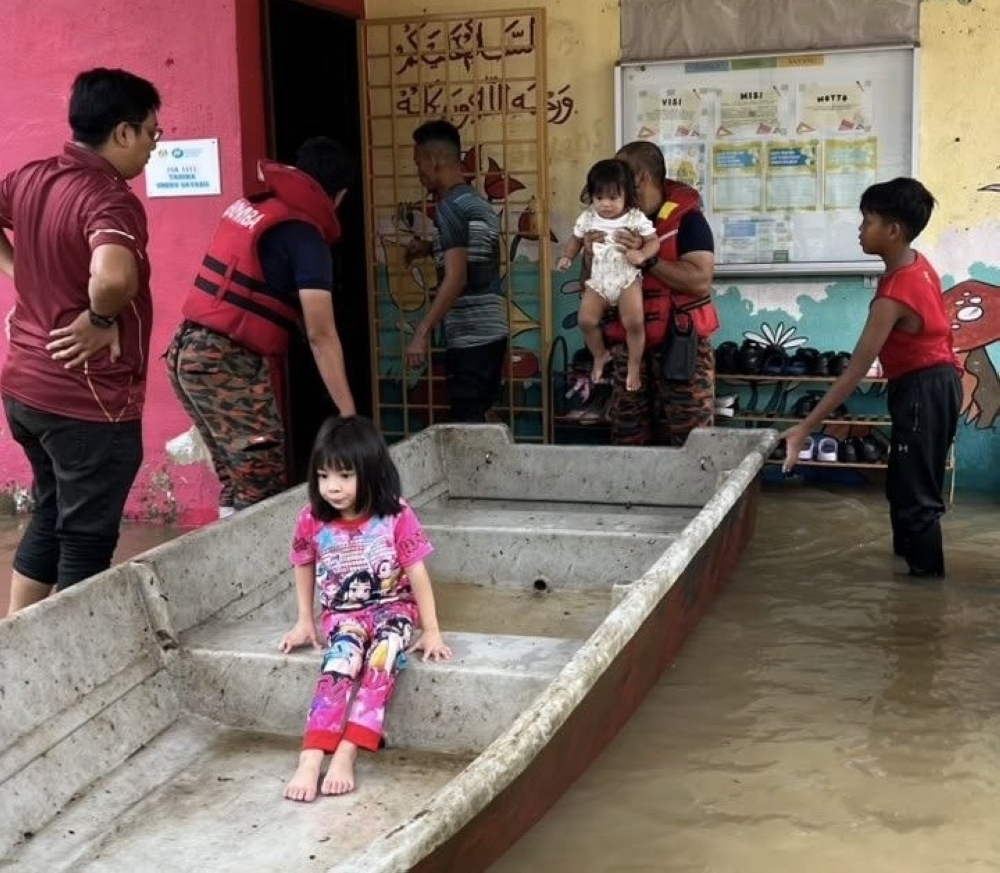 In Johor Bahru, firemen rescue 44 pupils and teachers in kindergarten ...