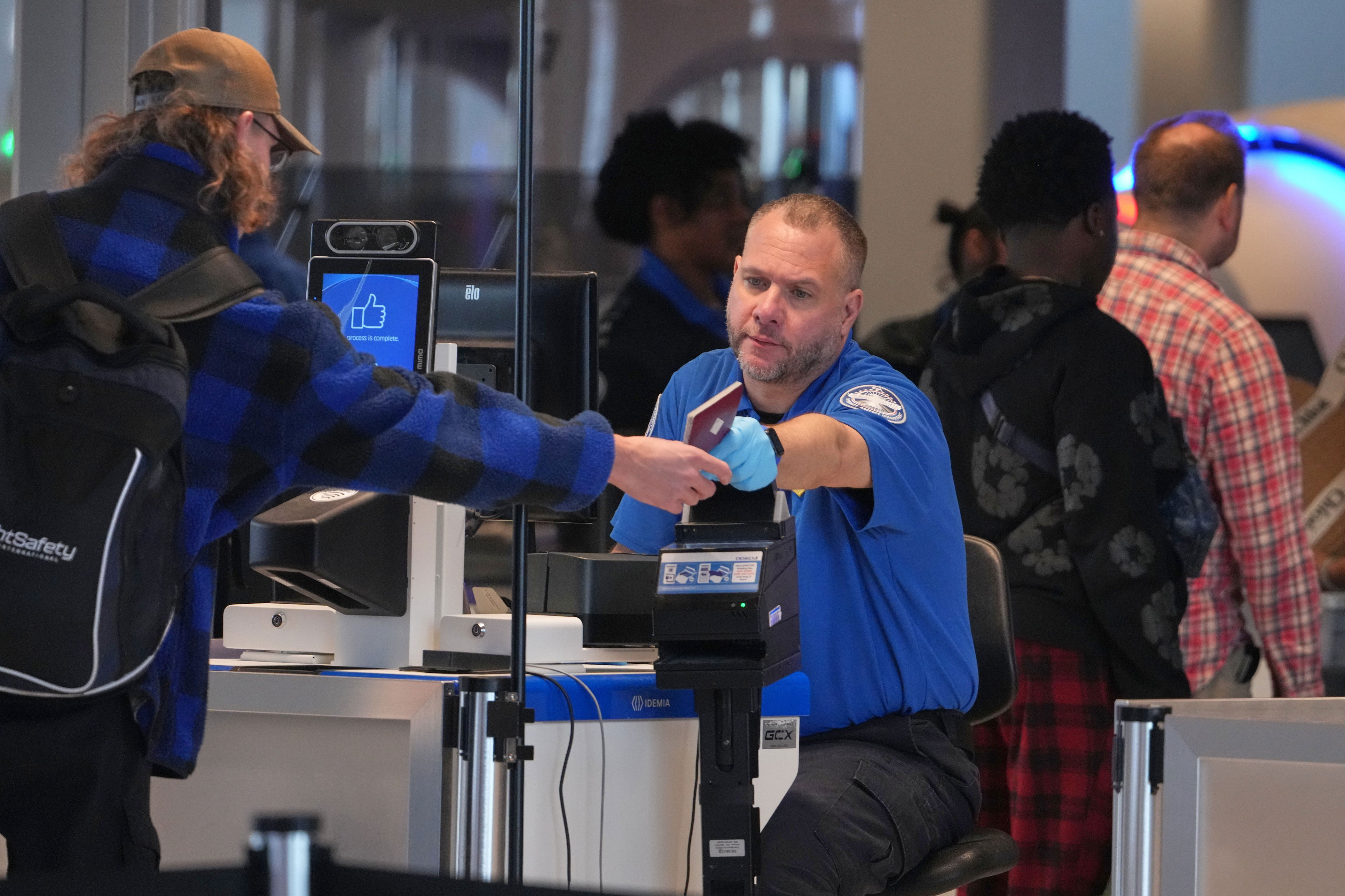 Union blasts TSA move requiring agents to stand