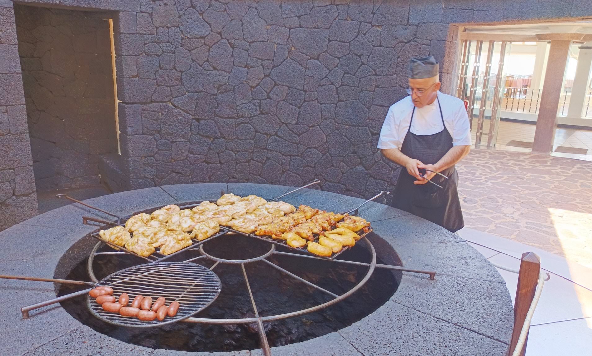 Fancy lunch on a volcano? Lanzarote restaurant serves up tasty grub ...