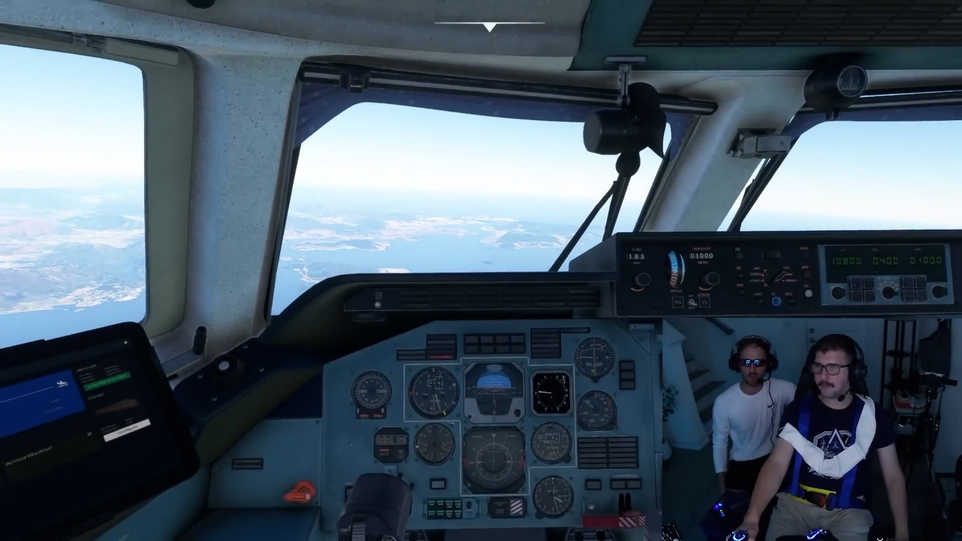 Real airline pilot vs. Microsoft Flight Simulator (it's an emergency)