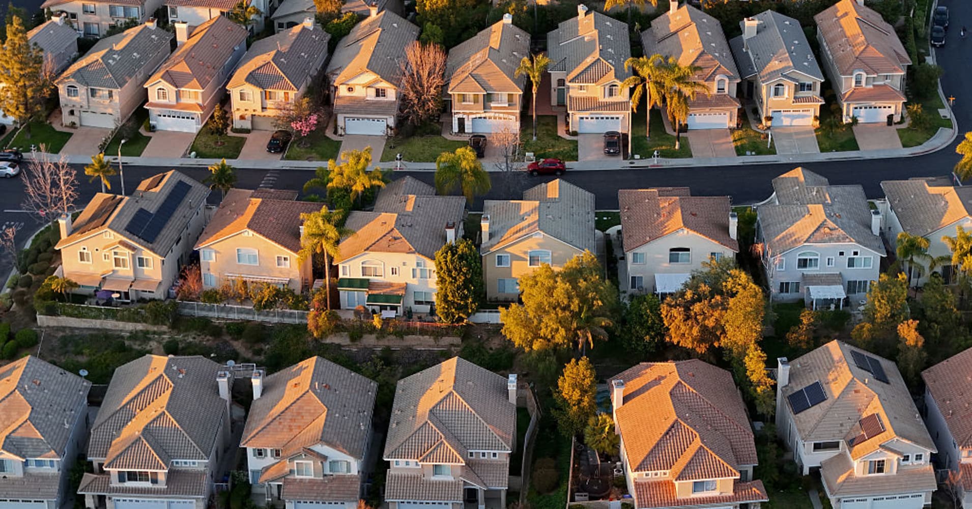 Even more borrowers choose riskier mortgages, as higher interest rates ...
