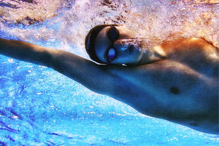 Form Smart Swim 2 LT vs Speedo IQ Vanquisher: Smart swim goggles go ...