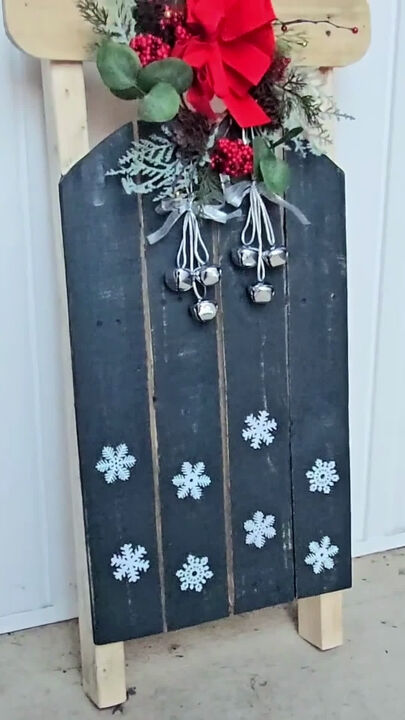 She turns a free pallet into brilliant porch decor!