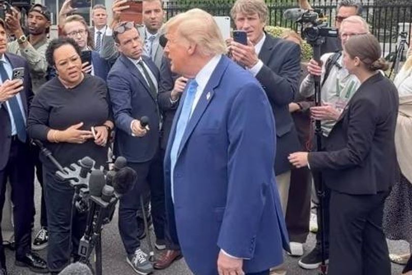 Donald Trump's leg pose baffles as he's 'falling apart' in White House ...