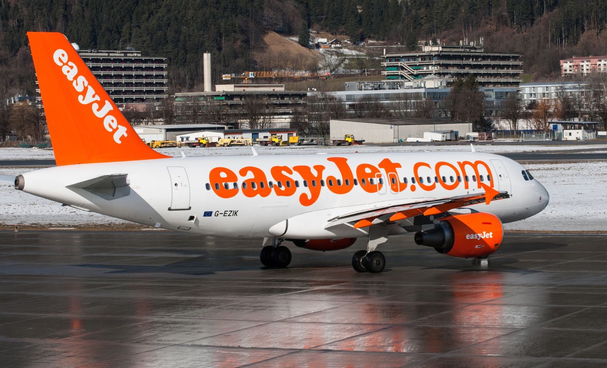 EasyJet passengers face a major hand luggage change as new EU rules ...
