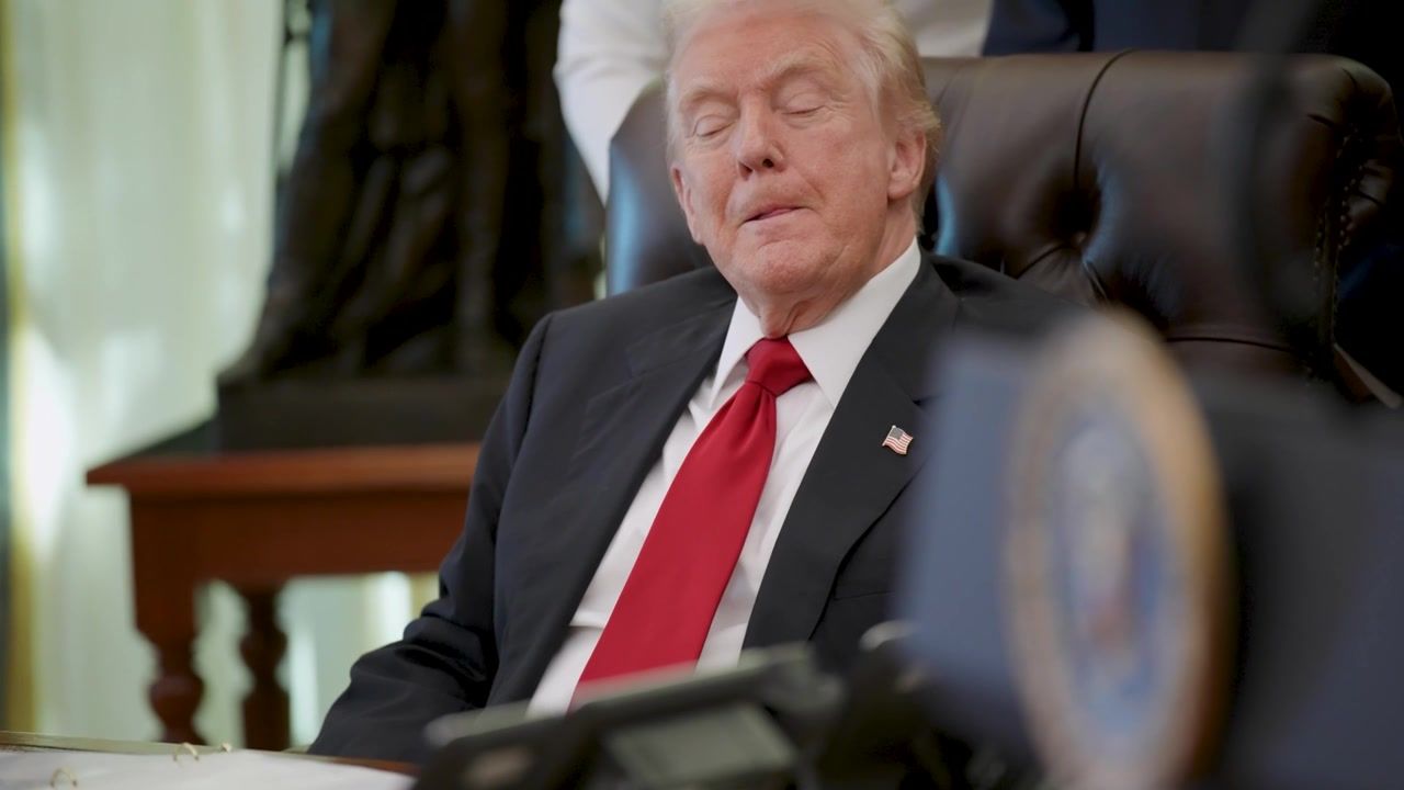 Fresh Trump health fears as Dr Oz has to help him sit down with mangled ...