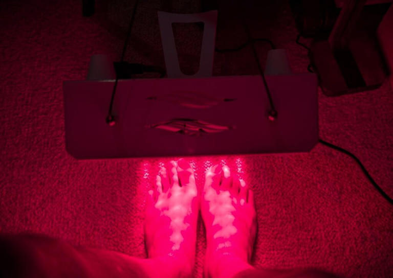JNH Lifestyles HELIOS-300 red light therapy panel review: What $799 ...