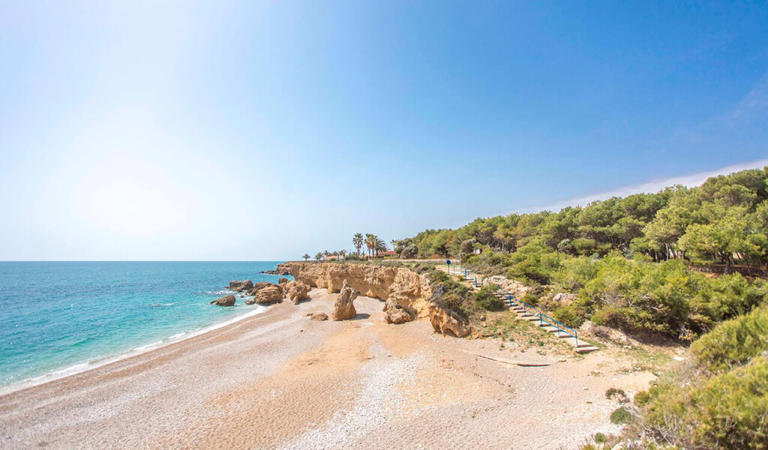 Parece Menorca pero es Castellón: un rincón al que puedes ir en camper entre acantilados, aguas cristalinas y un manjar que hay que probar