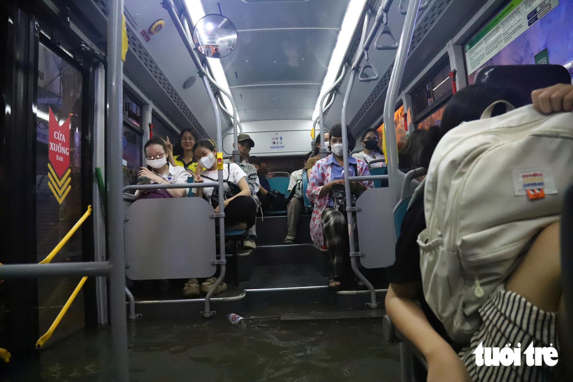 Đường Phan Huy Ích ngập nặng 'kỷ lục', nước tràn vào khiến xe buýt chết ...