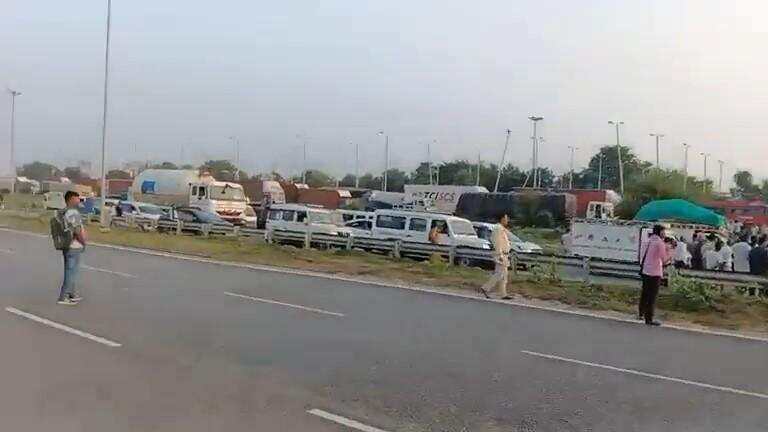 Stranded Gaya-bound pilgrims protest at Kaimur check post over server ...
