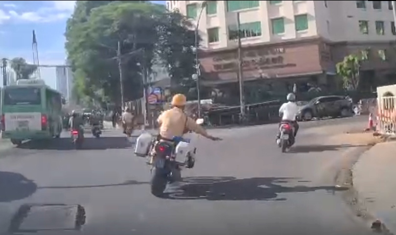 CSGT Hà Nội mở đường đưa người tai nạn lao động gãy tay, chân đi cấp cứu