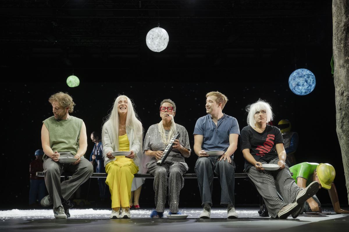 Los geht's mit zwei Frauen: So geht das Staatstheater Augsburg an den ...