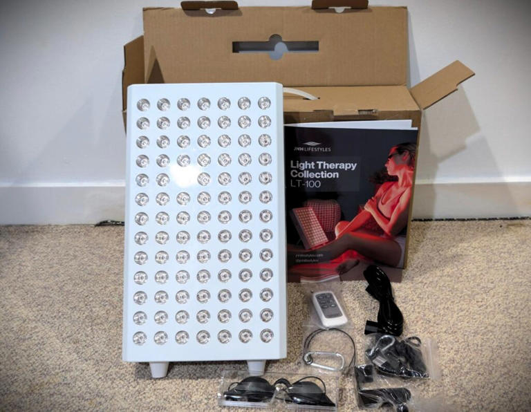 JNH Lifestyles HELIOS-300 red light therapy panel review: What $799 ...