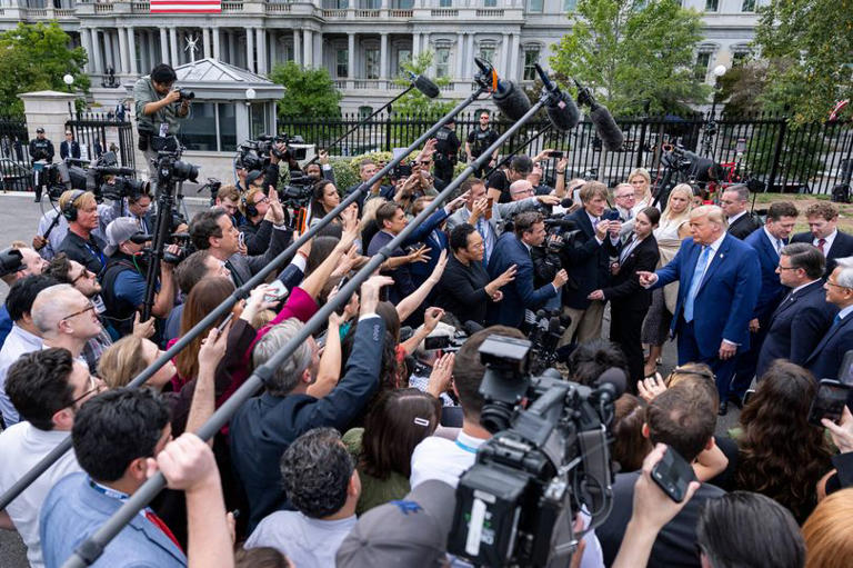 Donald Trump's leg pose baffles as he's 'falling apart' in White House ...