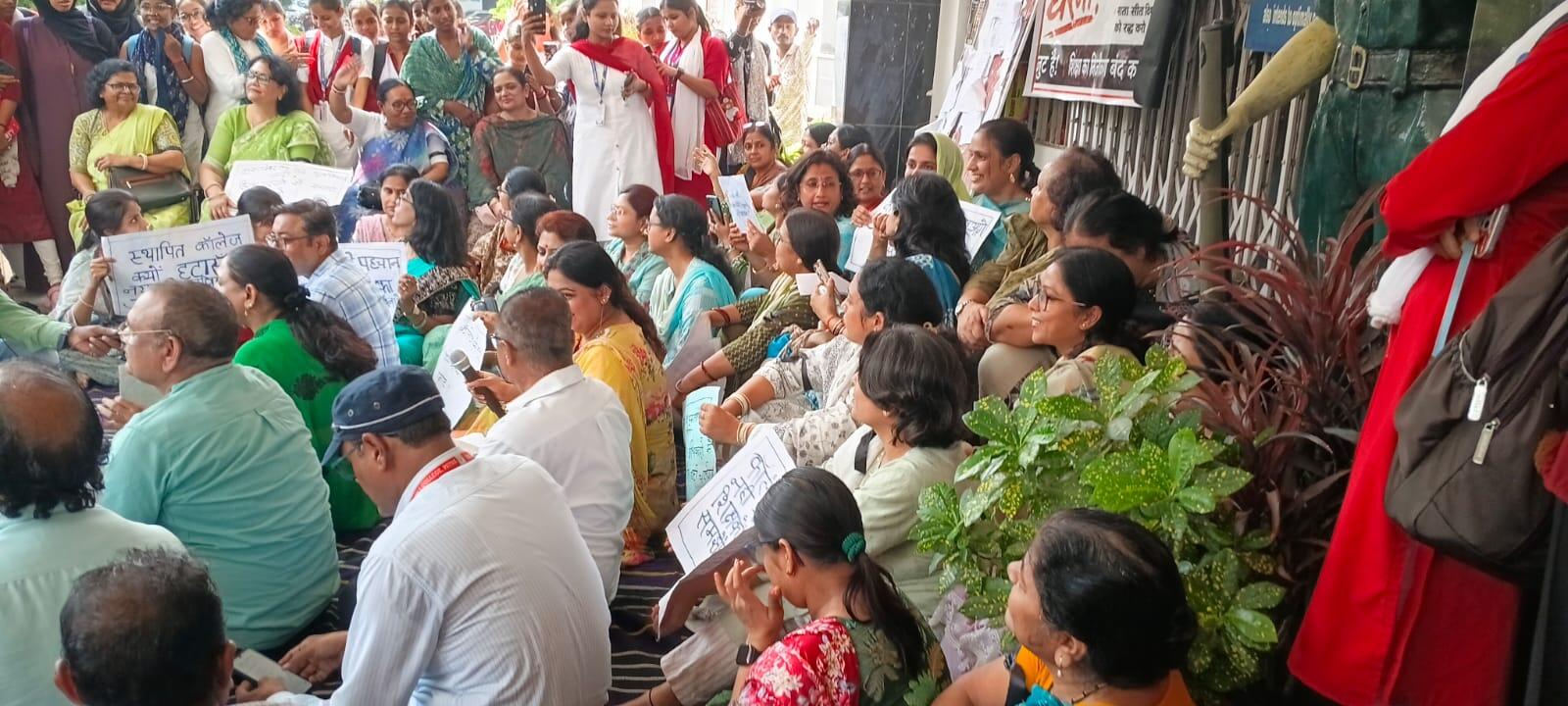 Teachers, students protest new university ordinance