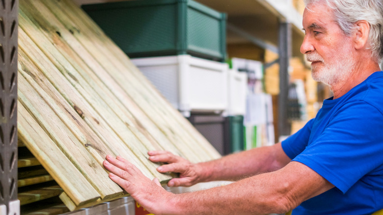 The impressive DIY that transforms old wood pallets into beehives