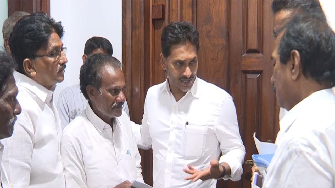 AP farmers allege TDP leaders grabbing 600 acres, meet YS Jagan