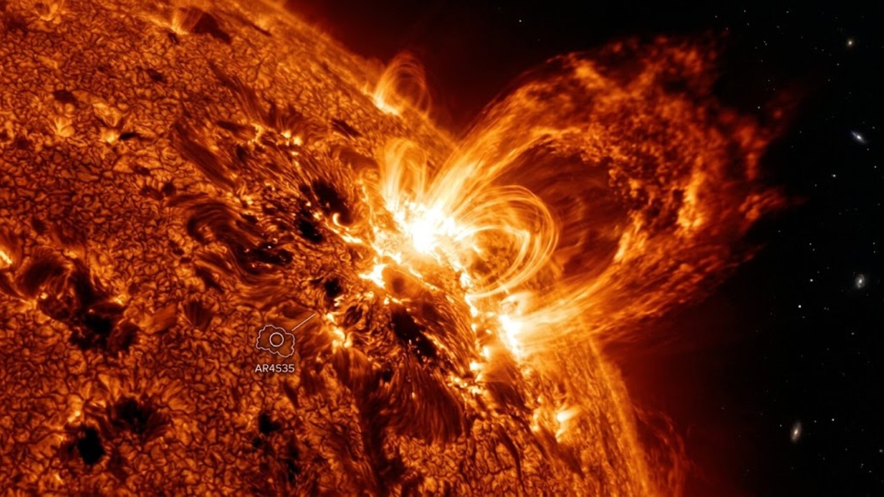 Sunspot AR4535 sparks near-M solar flare on Sept 30