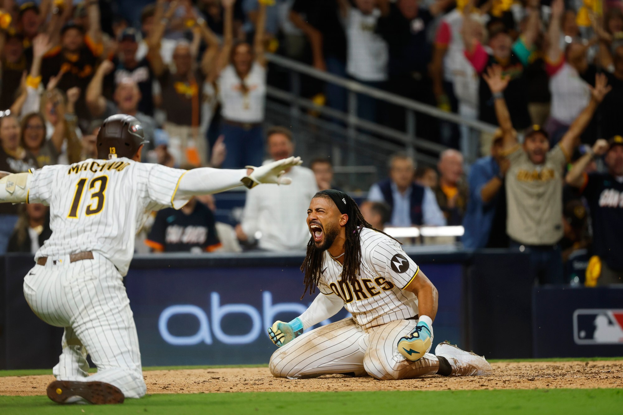 Padres rout Cubs in Game 1 of NL Wild Card Series