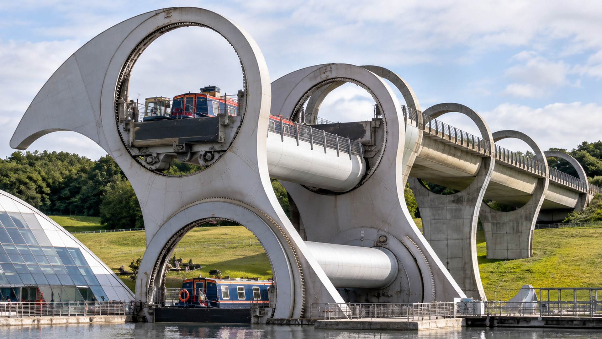 How the Falkirk Wheel moves boats between canals