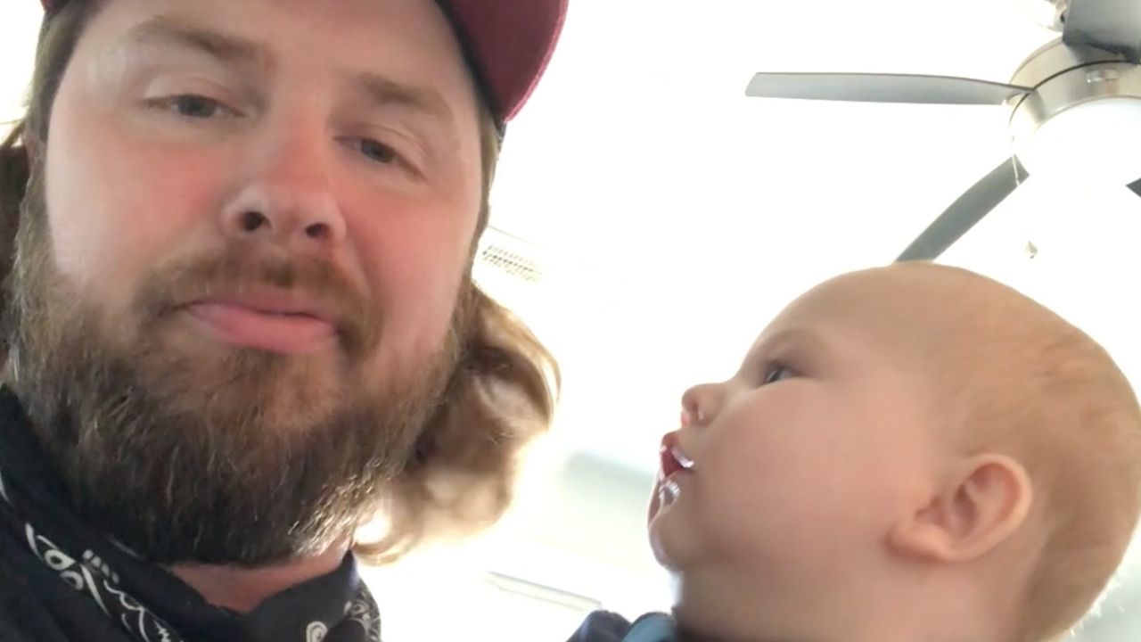 Dad's ingenious beatboxing routine stops baby from crying | Happily