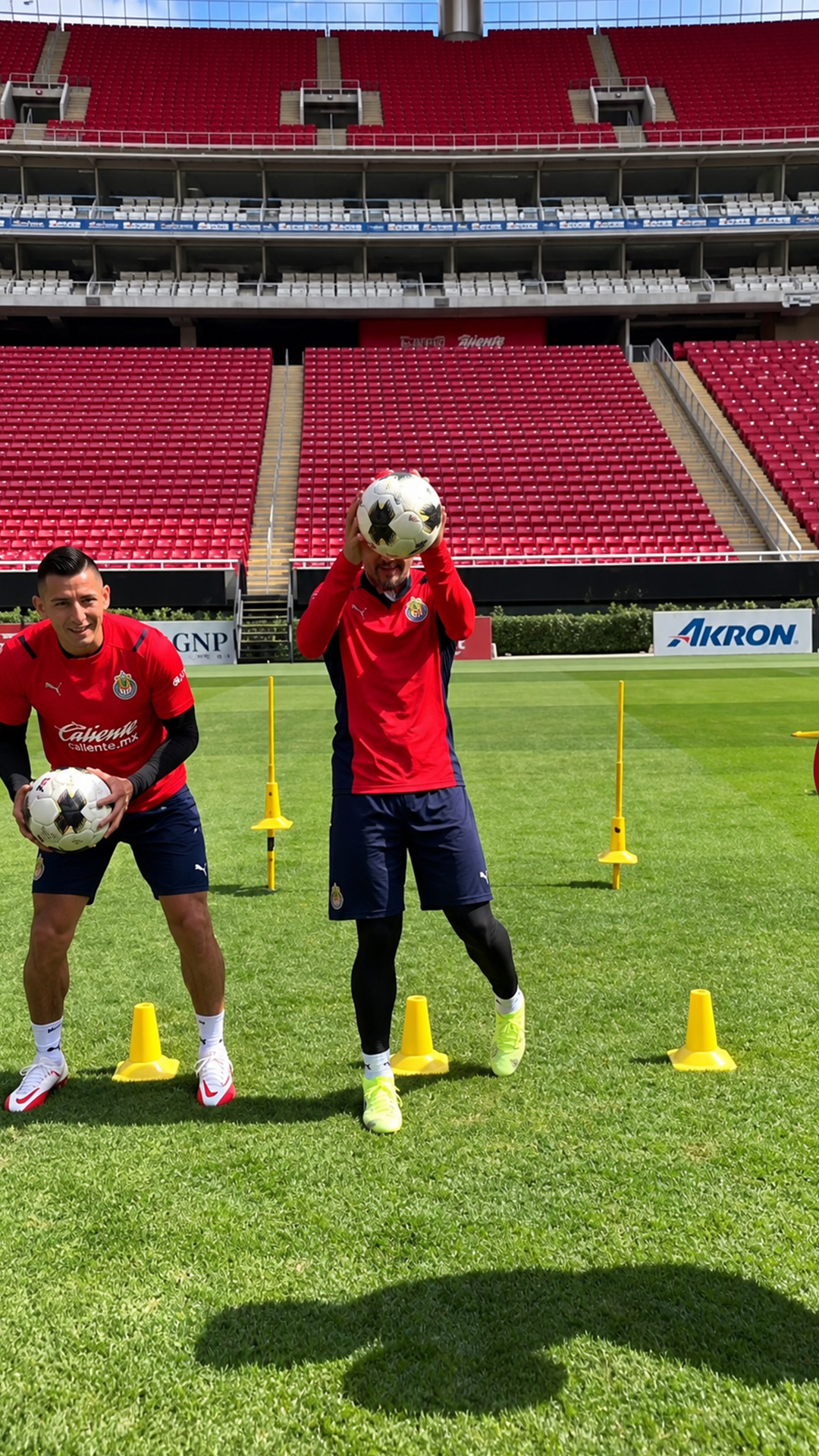 Football reaction speed game with Chivas players