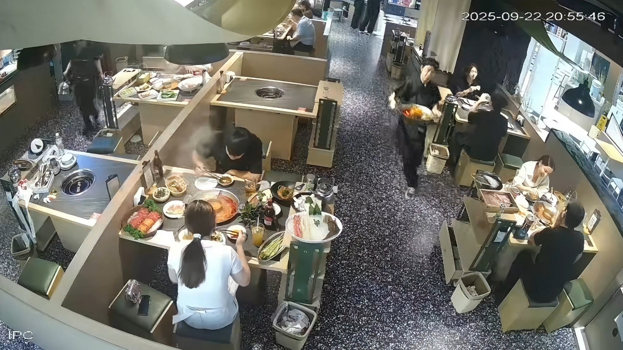Server slips and spills pot while walking through restaurant in Jiangsu
