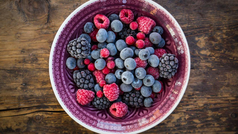 Two cups of berries a day may help men over 40 trim dangerous visceral fat