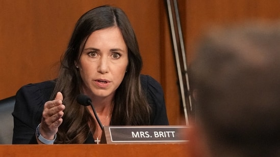 Sen. Katie Britt's reaction to Eric Schmitt's Atlanta Hawks gaffe at ...