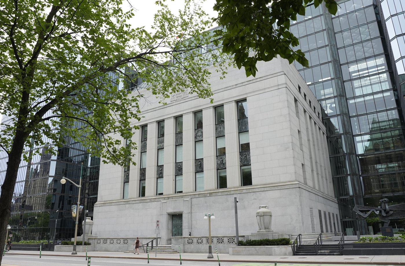 Soft economy should limit Bank of Canada's rate hikes: Capital Economics