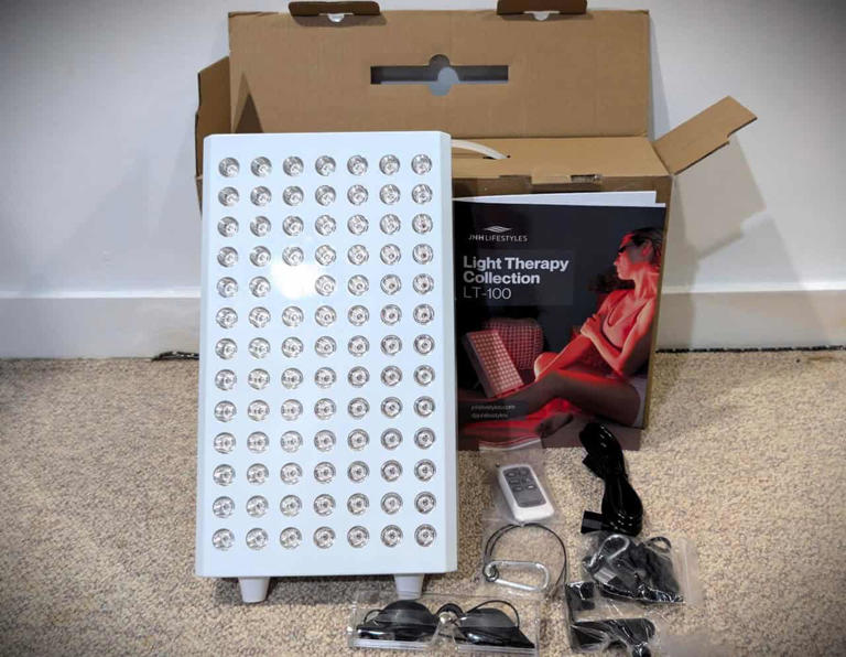 JNH Lifestyles HELIOS-300 red light therapy panel review: What $799 ...