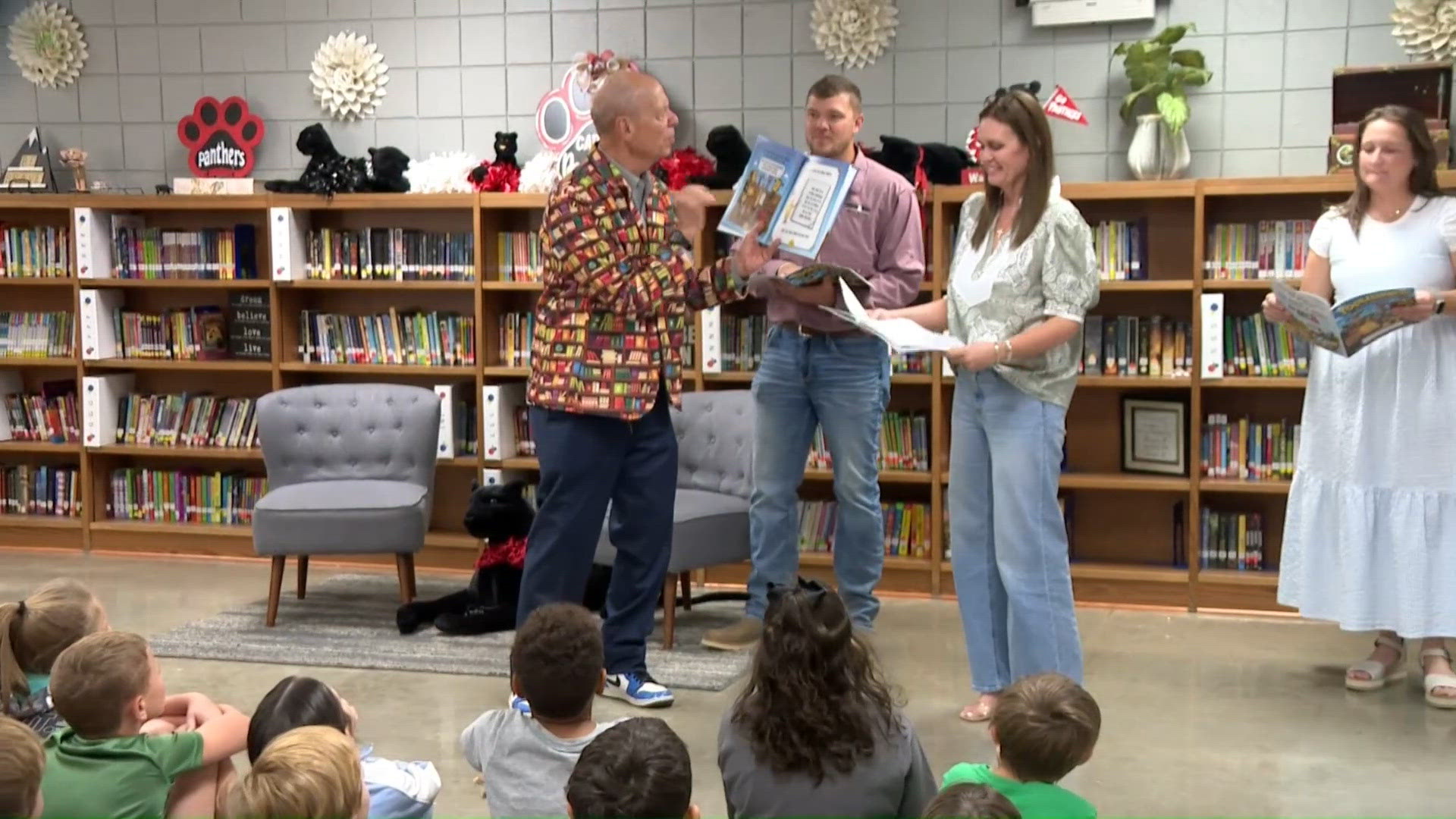 Arkansas governor joins former THV11 anchor Craig O'Neill for story time