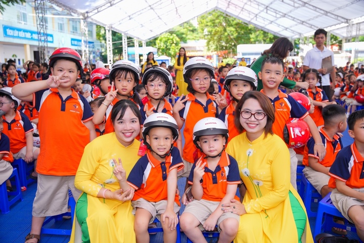 Honda Việt Nam trao 1,8 triệu mũ bảo hiểm cho học sinh lớp một năm học 2026-2027