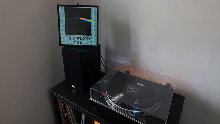 Someone made a now playing screen for their turntable using a Raspberry Pi