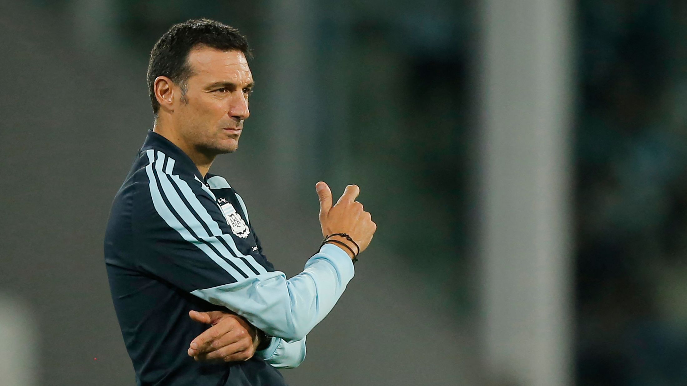 Lionel Scaloni elogia a la joven promesa de Boca Juniors, Leonel Flores, tras su valiente debut con Argentina contra Bolivia.