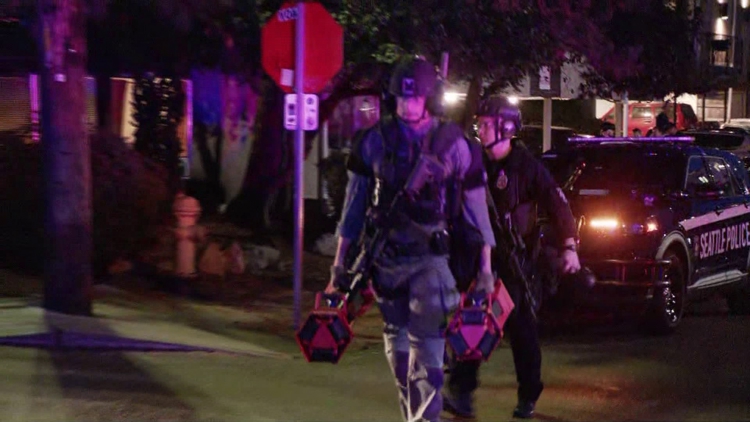 Seattle police arrest barricaded suspect at Greenwood apartment