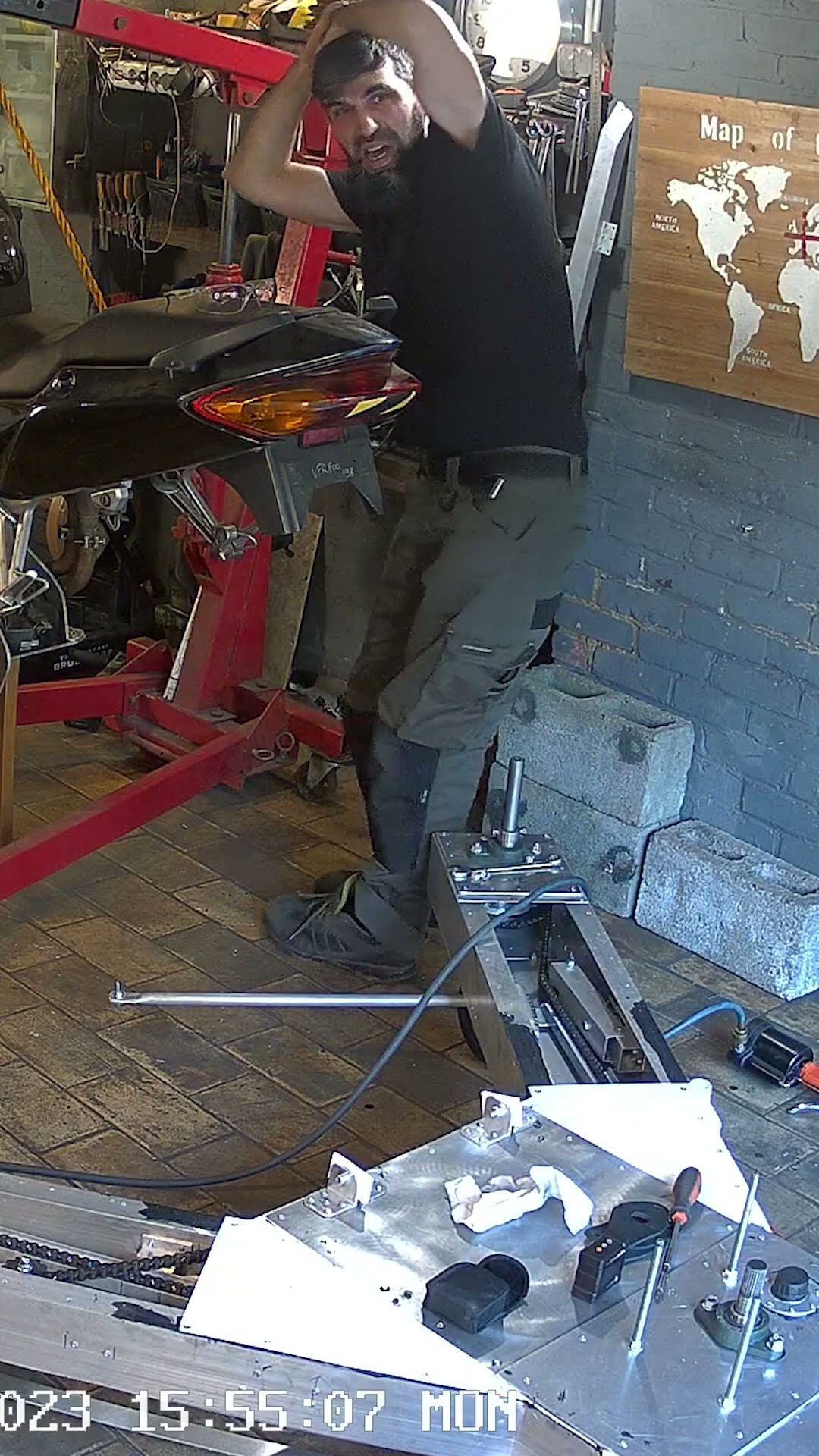 Mechanic's instant regret: Funny motorcycle workshop fail!