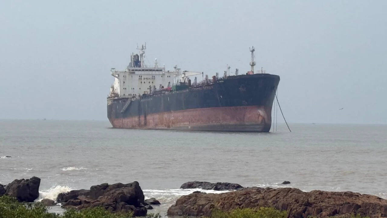 4 killed in blast on stranded ship during theft bid