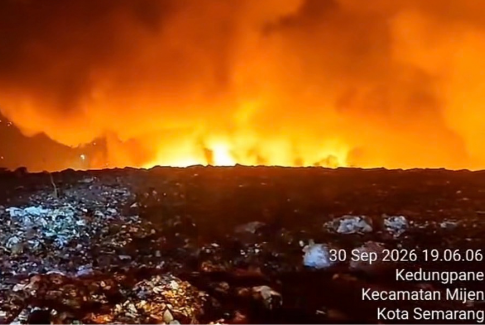 Fire breaks out at Jatibarang landfill in Semarang