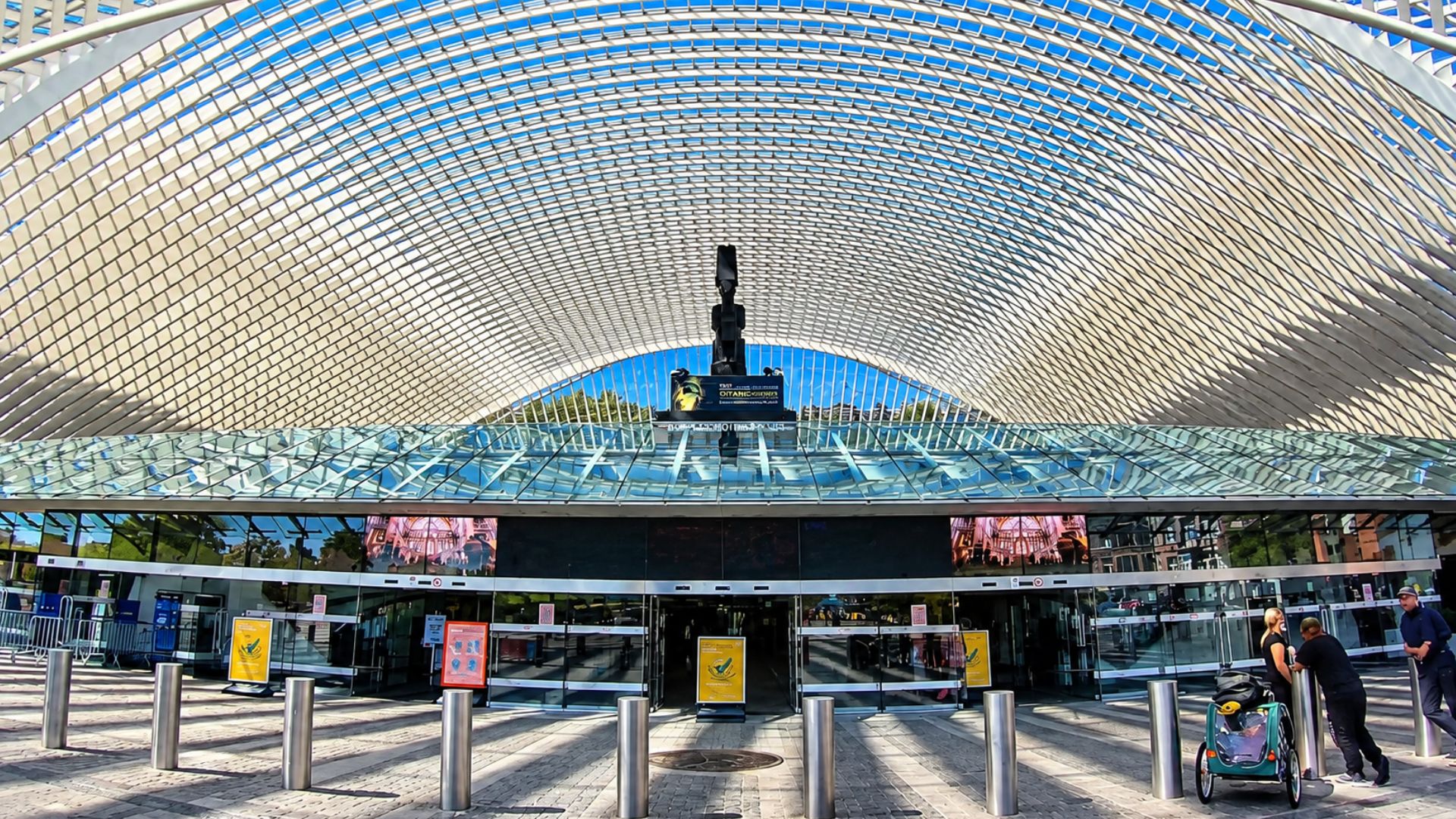 Liège-Guillemins station beneath its sweeping steel canopy (4K)