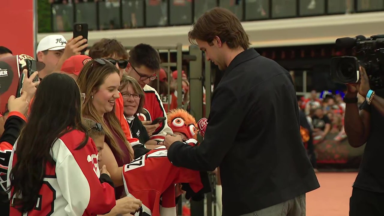 Flyers home opener draws crowd to Xfinity Mobile Arena in South ...