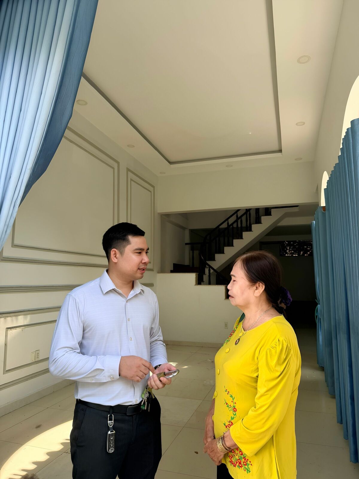 Mẹ Đức Tiến lưu luyến khi giao chìa khóa căn nhà ở Thủ Đức