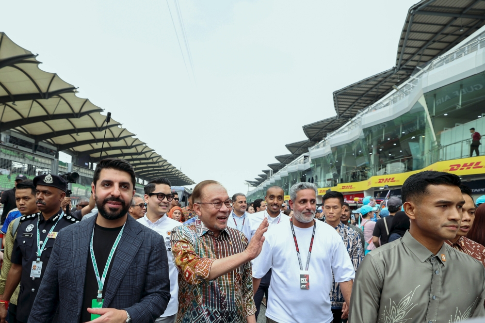 PM Anwar joins Sepang pit lane walk ahead of Formula 1 Bahrain Grand Prix