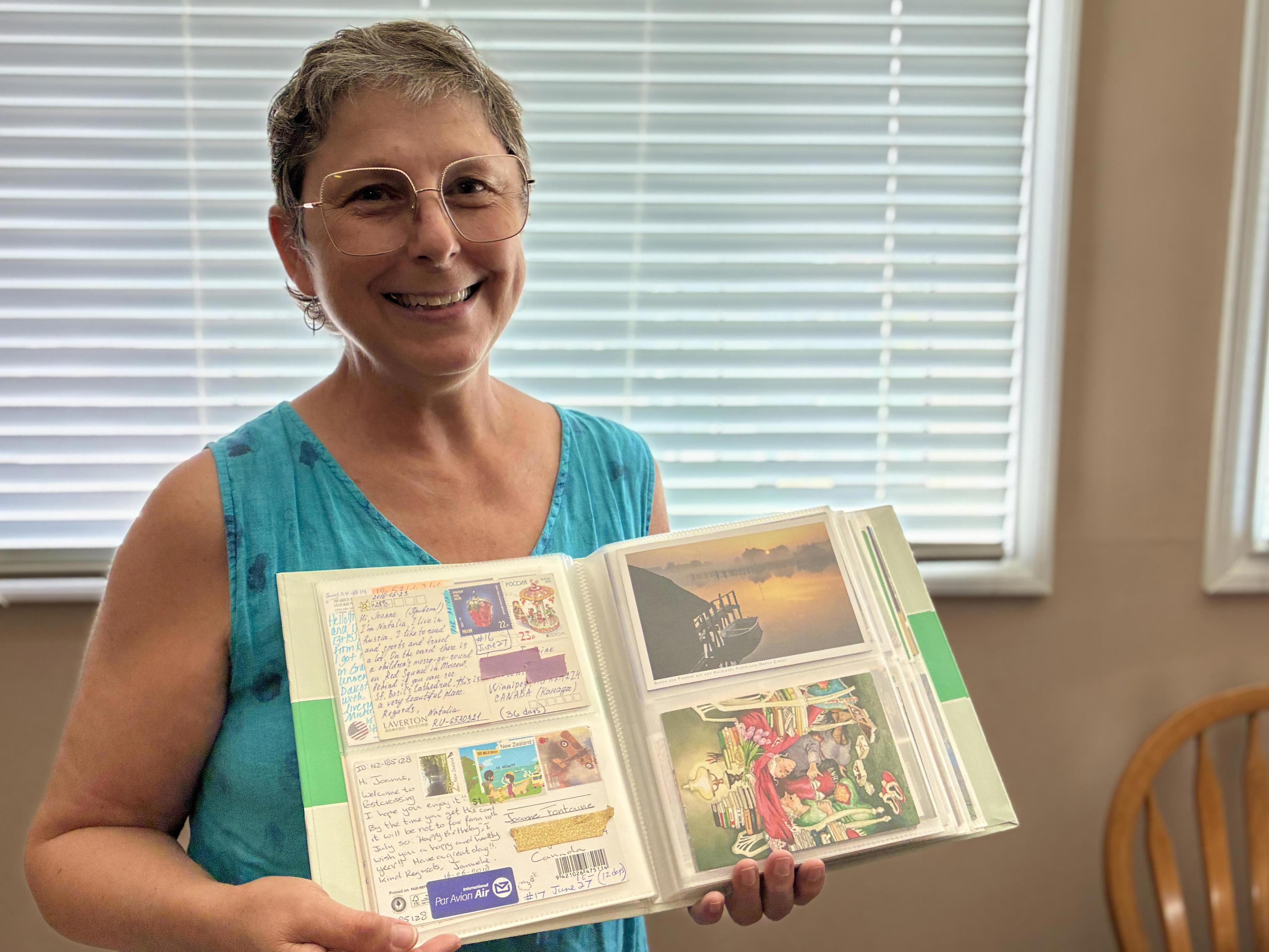 Cartes postales : l’art de la correspondance manuscrite séduit au Manitoba