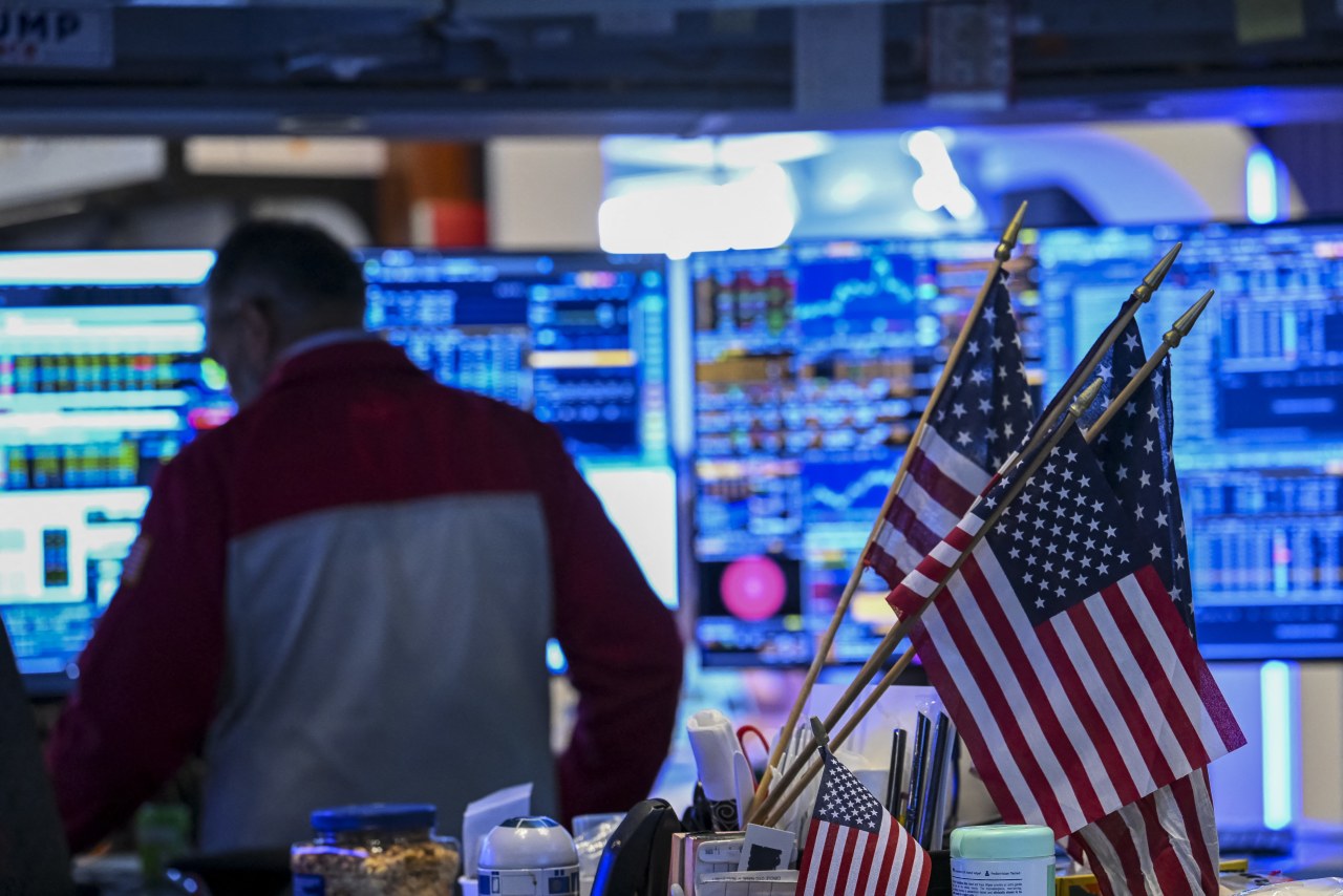 Stocks move lower amid weaker bond prices